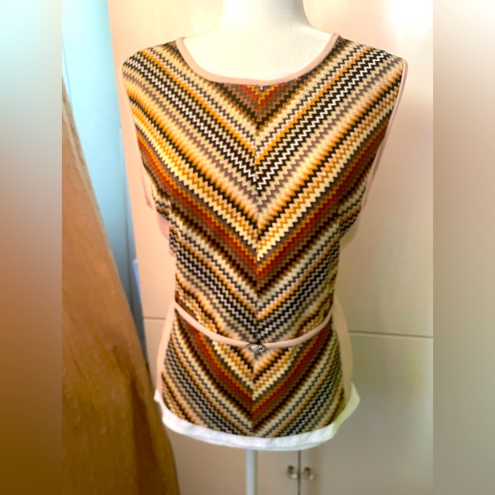 A DUO OF SLEEVELESS TOP WITH A SHORT SLEEVED CARDIGANS Size: Large